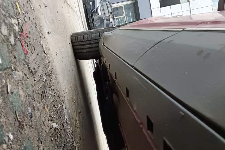 Used Ford Kuga 2015 1.5L GTDi Two-Wheel-Drive Comfort Model Left Side Sill