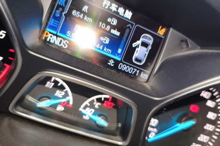 Used Ford Kuga 2015 2.0L GTDi Four-Wheel Drive Prestige Model Odometer Close Up