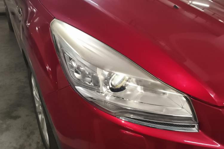 Used Ford Kuga 2015 2.0L GTDi Four-Wheel Drive Prestige Model Right Front Headlight