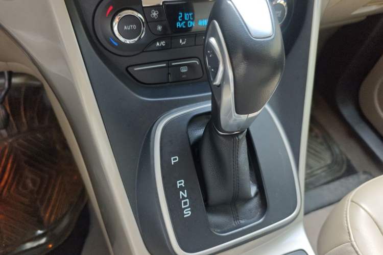 Used Ford Kuga 2015 1.5L GTDi Four-Wheel-Drive Elite Model Gear Lever