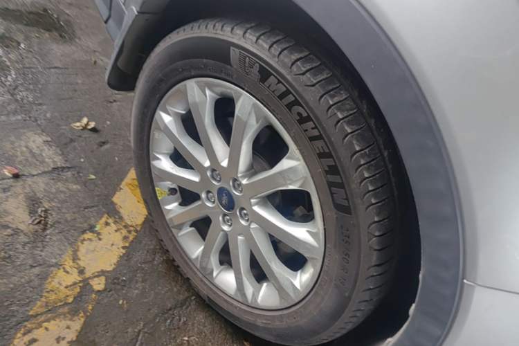 Used Ford Kuga 2015 1.5L GTDi Four-Wheel-Drive Elite Model Right Front Wheel Hub