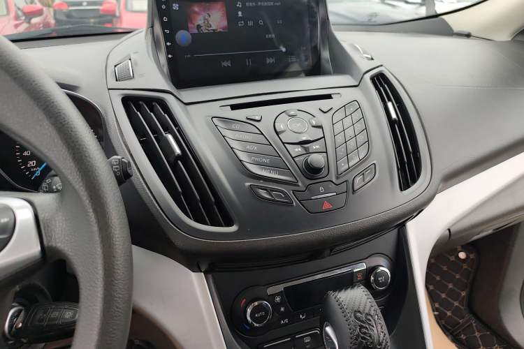 Used Ford Kuga 2015 1.5L GTDi Two-Wheel-Drive Comfort Model Audio And AC Panel
