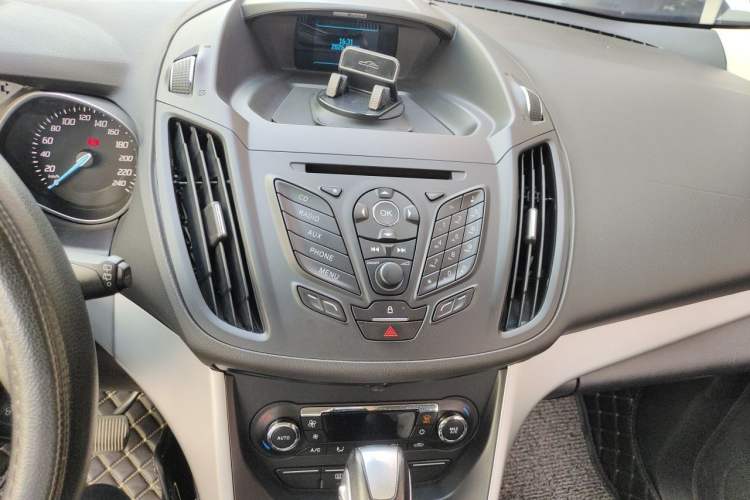 Used Ford Kuga 2015 1.5L GTDi Two-Wheel Drive Fashion Edition Audio And AC Panel