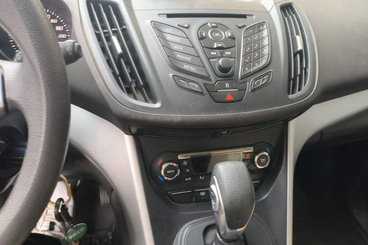Used Ford Kuga 2015 1.5L GTDi Two-Wheel-Drive Comfort Model Audio And AC Panel