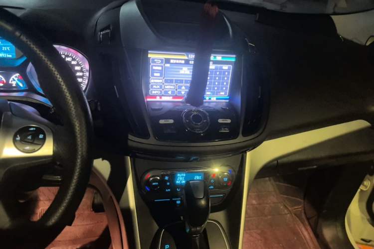 Used Ford Kuga 2015 1.5L GTDi Two-Wheel Drive Fashion Edition Audio And AC Panel