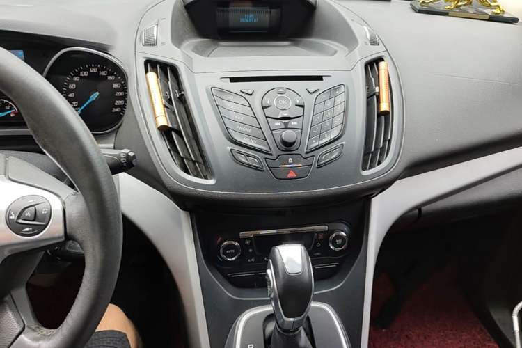 Used Ford Kuga 2015 1.5L GTDi Two-Wheel Drive Fashion Edition Audio And AC Panel
