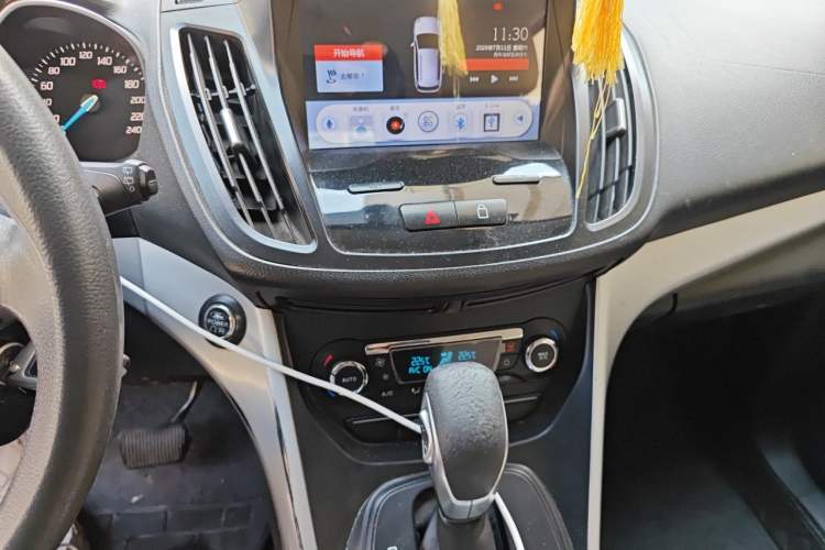 Used Ford Kuga 2015 1.5L GTDi Two-Wheel-Drive Comfort Model Audio And AC Panel