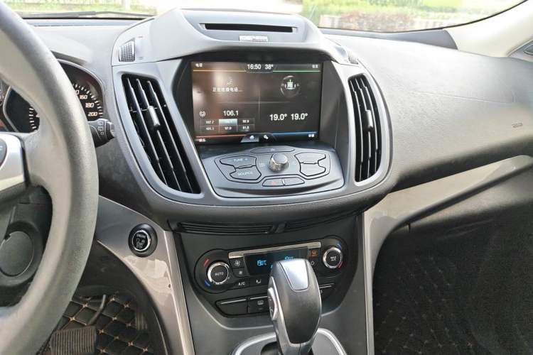 Used Ford Kuga 2015 2.0L GTDi Four-Wheel Drive Elite Model Audio And AC Panel