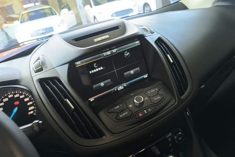 Used Ford Kuga 2015 2.0L GTDi Four-Wheel-Drive Sport Model Audio And AC Panel