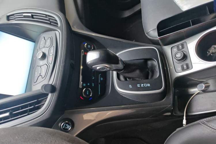 Used Ford Kuga 2015 2.0L GTDi Four-Wheel Drive Elite Model Audio And AC Panel