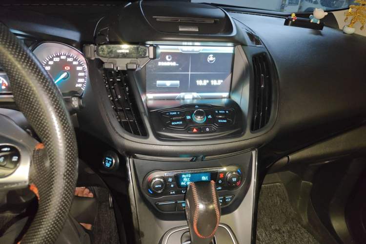 Used Ford Kuga 2015 2.0L GTDi Four-Wheel-Drive Sport Model Audio And AC Panel
