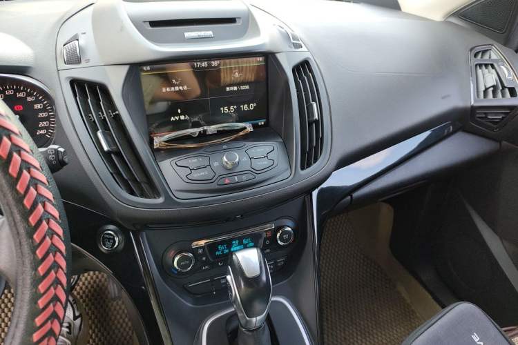 Used Ford Kuga 2015 2.0L GTDi Four-Wheel-Drive Sport Model Audio And AC Panel