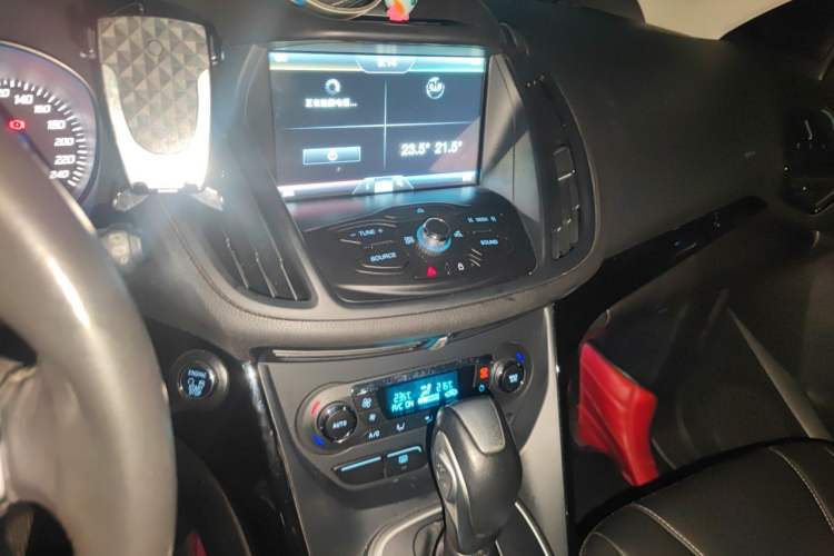 Used Ford Kuga 2015 2.0L GTDi Four-Wheel-Drive Sport Model Audio And AC Panel
