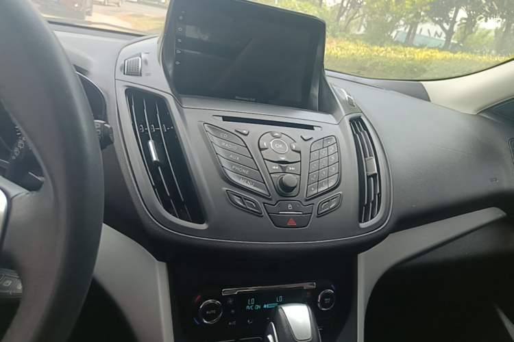 Used Ford Kuga 2015 1.5L GTDi Two-Wheel Drive Fashion Edition Audio And AC Panel