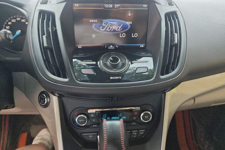 Used Ford Kuga 2015 2.0L GTDi Four-Wheel-Drive Sport Model Audio And AC Panel