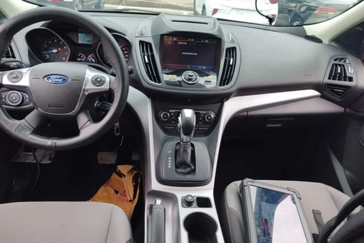 Used Ford Kuga 2015 1.5L GTDi Two-Wheel-Drive Comfort Model Audio And AC Panel