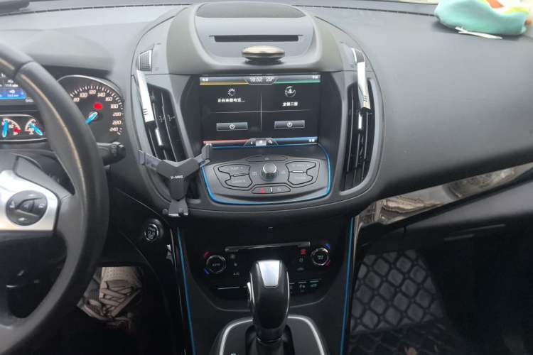 Used Ford Kuga 2015 2.0L GTDi Four-Wheel-Drive Sport Model Audio And AC Panel
