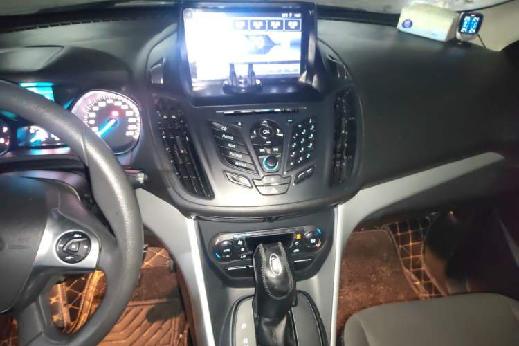 Used Ford Kuga 2015 1.5L GTDi Two-Wheel-Drive Comfort Model Audio And AC Panel