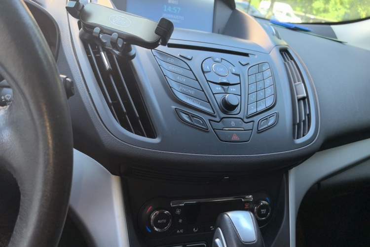 Used Ford Kuga 2015 1.5L GTDi Two-Wheel Drive Fashion Edition Audio And AC Panel