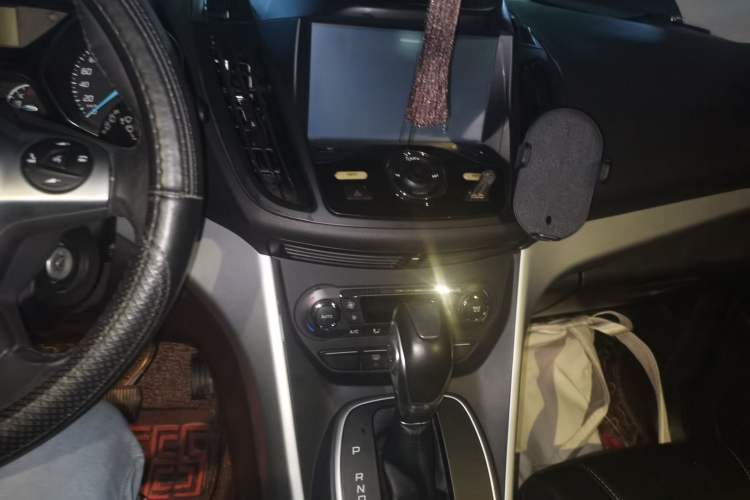 Used Ford Kuga 2015 1.5L GTDi Two-Wheel-Drive Comfort Model Audio And AC Panel