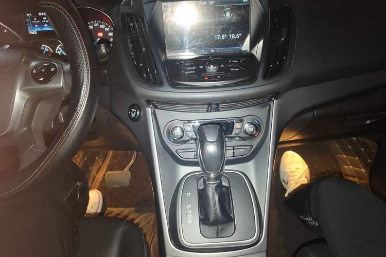 Used Ford Kuga 2015 2.0L GTDi Four-Wheel Drive Elite Model Audio And AC Panel
