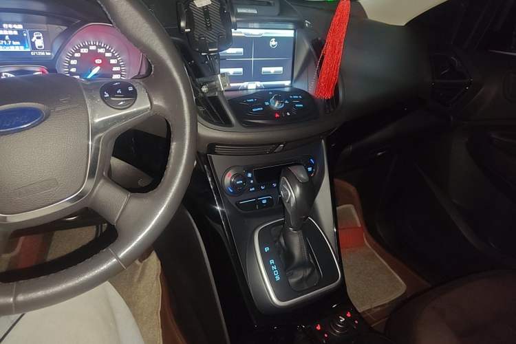 Used Ford Kuga 2015 2.0L GTDi Four-Wheel-Drive Sport Model Audio And AC Panel