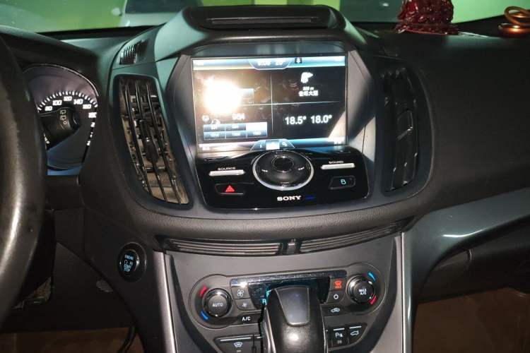 Used Ford Kuga 2015 2.0L GTDi Four-Wheel Drive Prestige Model Audio And AC Panel