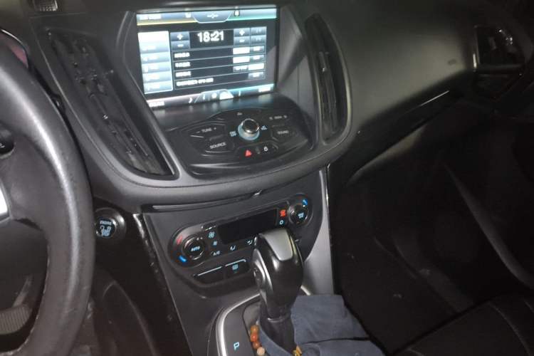 Used Ford Kuga 2015 2.0L GTDi Four-Wheel-Drive Sport Model Audio And AC Panel