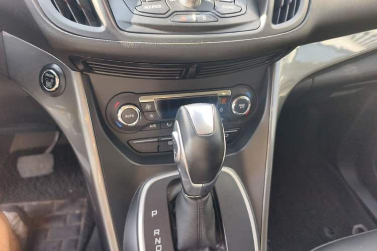 Used Ford Kuga 2015 2.0L GTDi Four-Wheel Drive Elite Model Audio And AC Panel