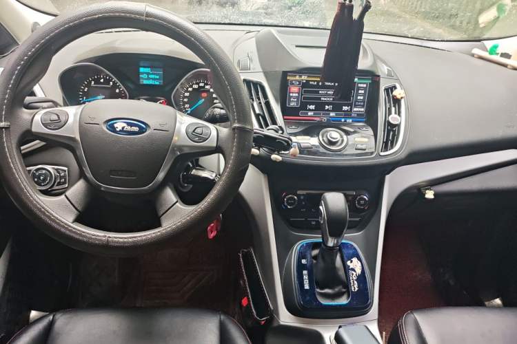 Used Ford Kuga 2015 1.5L GTDi Two-Wheel-Drive Comfort Model Center Console