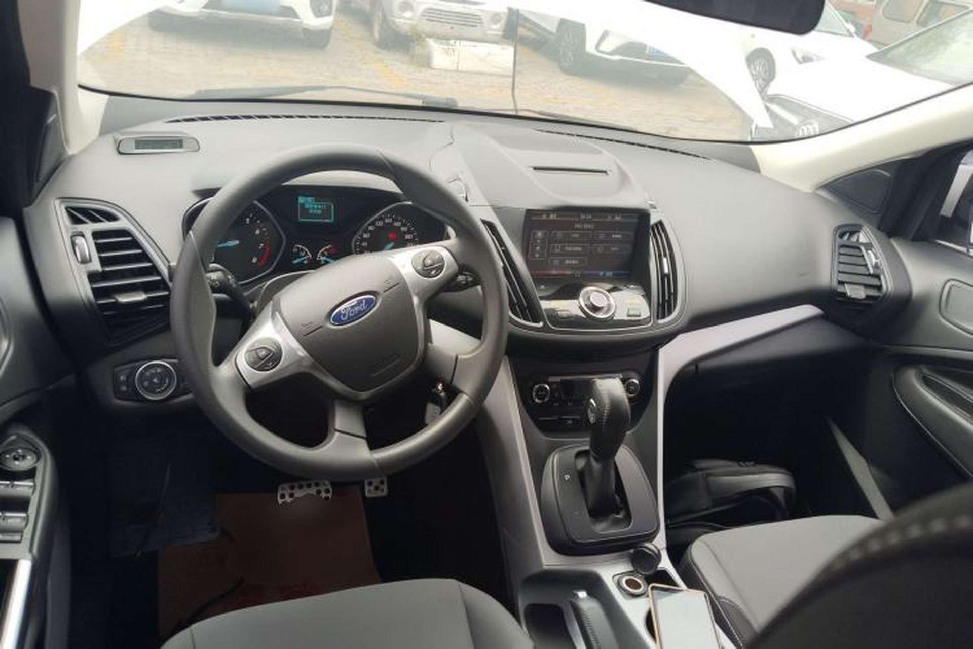 Used Ford Kuga 2015 1.5L GTDi Two-Wheel-Drive Comfort Model Center Console