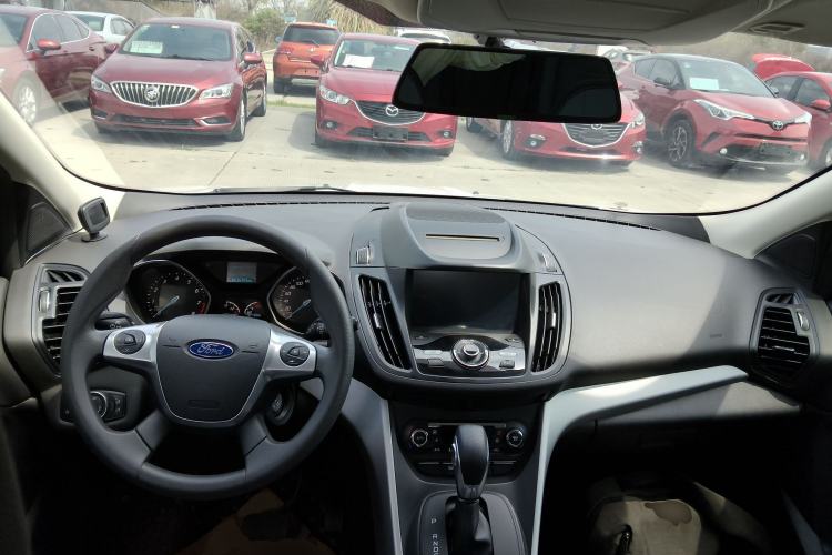 Used Ford Kuga 2015 1.5L GTDi Two-Wheel-Drive Comfort Model Center Console