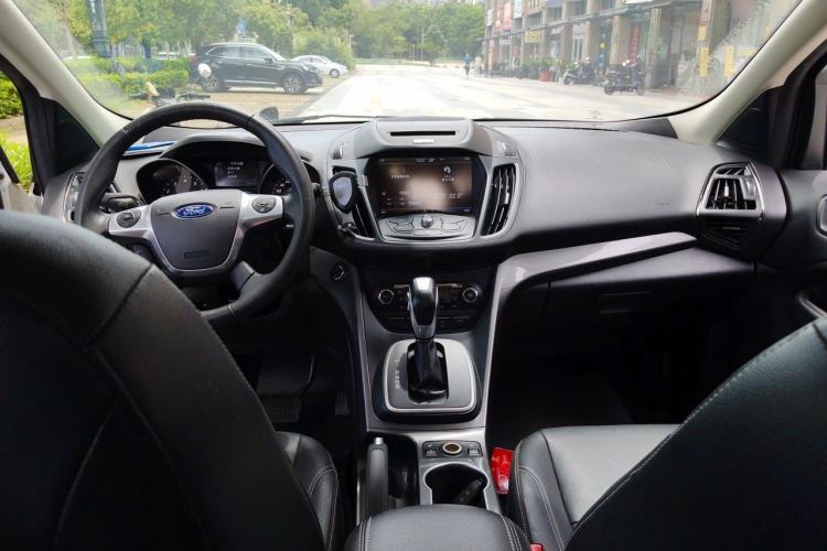Used Ford Kuga 2015 1.5L GTDi Four-Wheel-Drive Elite Model Center Console