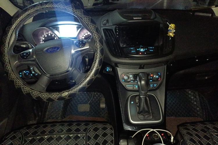 Used Ford Kuga 2015 2.0L GTDi Four-Wheel-Drive Sport Model Center Console