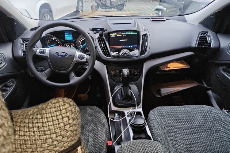 Used Ford Kuga 2015 1.5L GTDi Two-Wheel-Drive Comfort Model Center Console