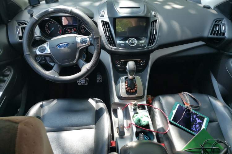 Used Ford Kuga 2015 1.5L GTDi Two-Wheel-Drive Comfort Model Center Console