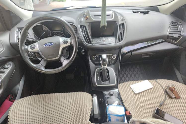 Used Ford Kuga 2015 2.0L GTDi Four-Wheel-Drive Sport Model Center Console