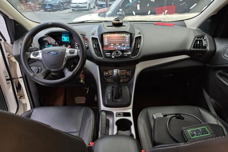 Used Ford Kuga 2015 1.5L GTDi Two-Wheel-Drive Comfort Model Center Console