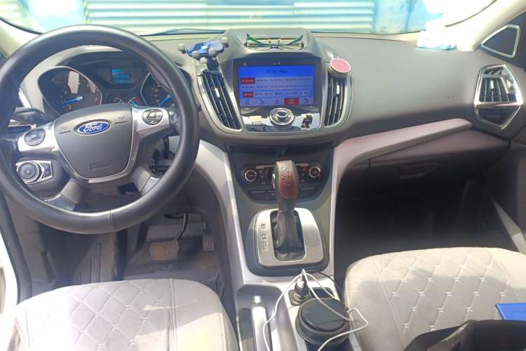 Used Ford Kuga 2015 1.5L GTDi Two-Wheel-Drive Comfort Model Center Console