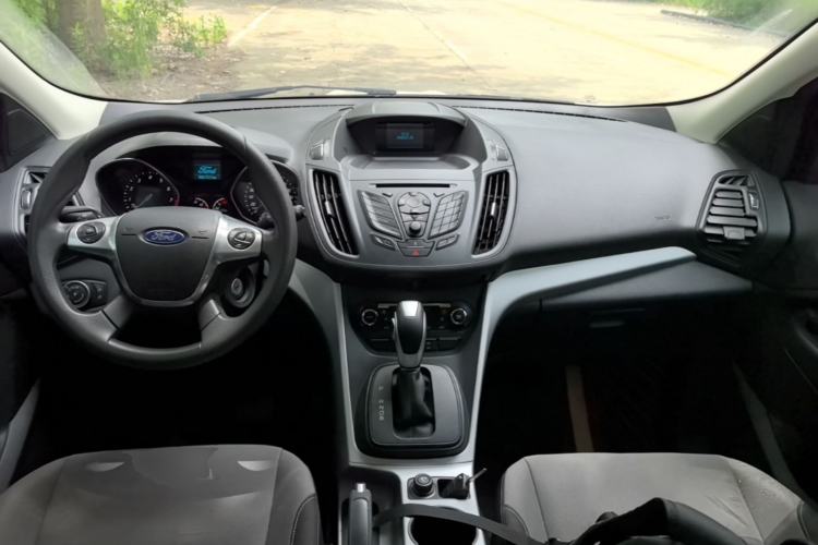 Used Ford Kuga 2015 1.5L GTDi Two-Wheel-Drive Comfort Model Center Console