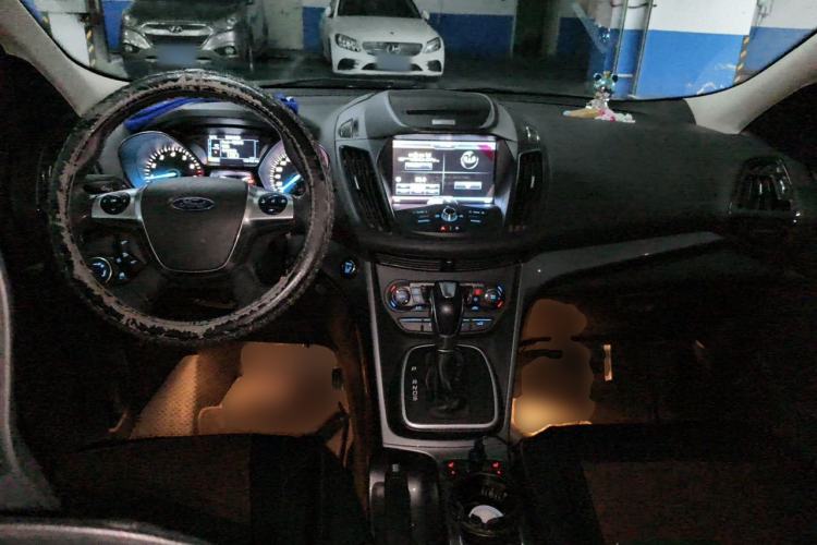 Used Ford Kuga 2015 1.5L GTDi Four-Wheel-Drive Elite Model Center Console
