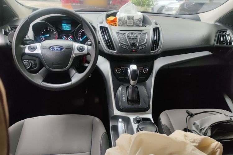 Used Ford Kuga 2015 1.5L GTDi Two-Wheel-Drive Comfort Model Center Console