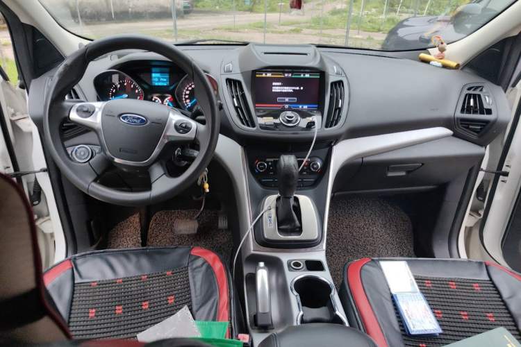 Used Ford Kuga 2015 1.5L GTDi Two-Wheel-Drive Comfort Model Center Console