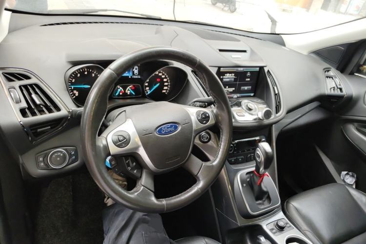 Used Ford Kuga 2015 2.0L GTDi Four-Wheel-Drive Sport Model Center Console