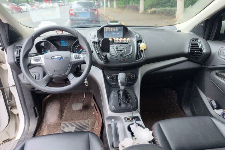 Used Ford Kuga 2015 1.5L GTDi Two-Wheel-Drive Comfort Model Center Console