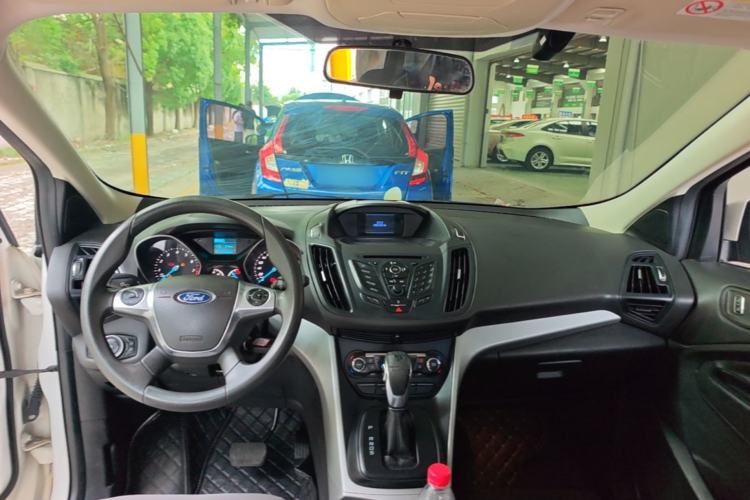 Used Ford Kuga 2015 1.5L GTDi Two-Wheel-Drive Comfort Model Center Console