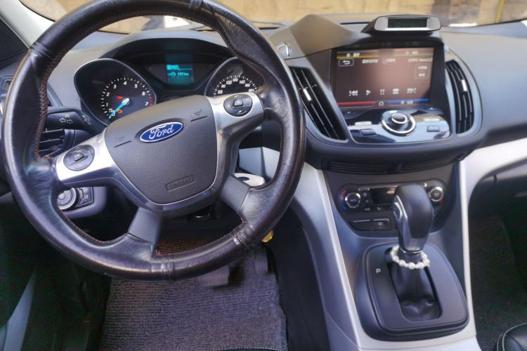 Used Ford Kuga 2015 1.5L GTDi Two-Wheel-Drive Comfort Model Center Console