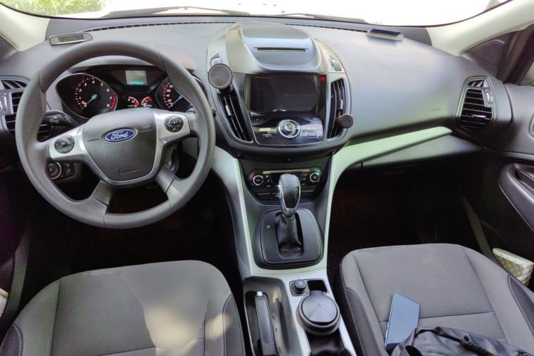 Used Ford Kuga 2015 1.5L GTDi Two-Wheel-Drive Comfort Model Center Console