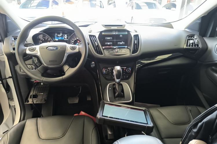 Used Ford Kuga 2015 2.0L GTDi Four-Wheel-Drive Sport Model Center Console