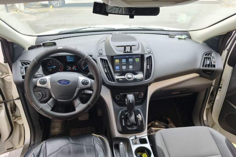 Used Ford Kuga 2015 1.5L GTDi Two-Wheel-Drive Comfort Model Center Console